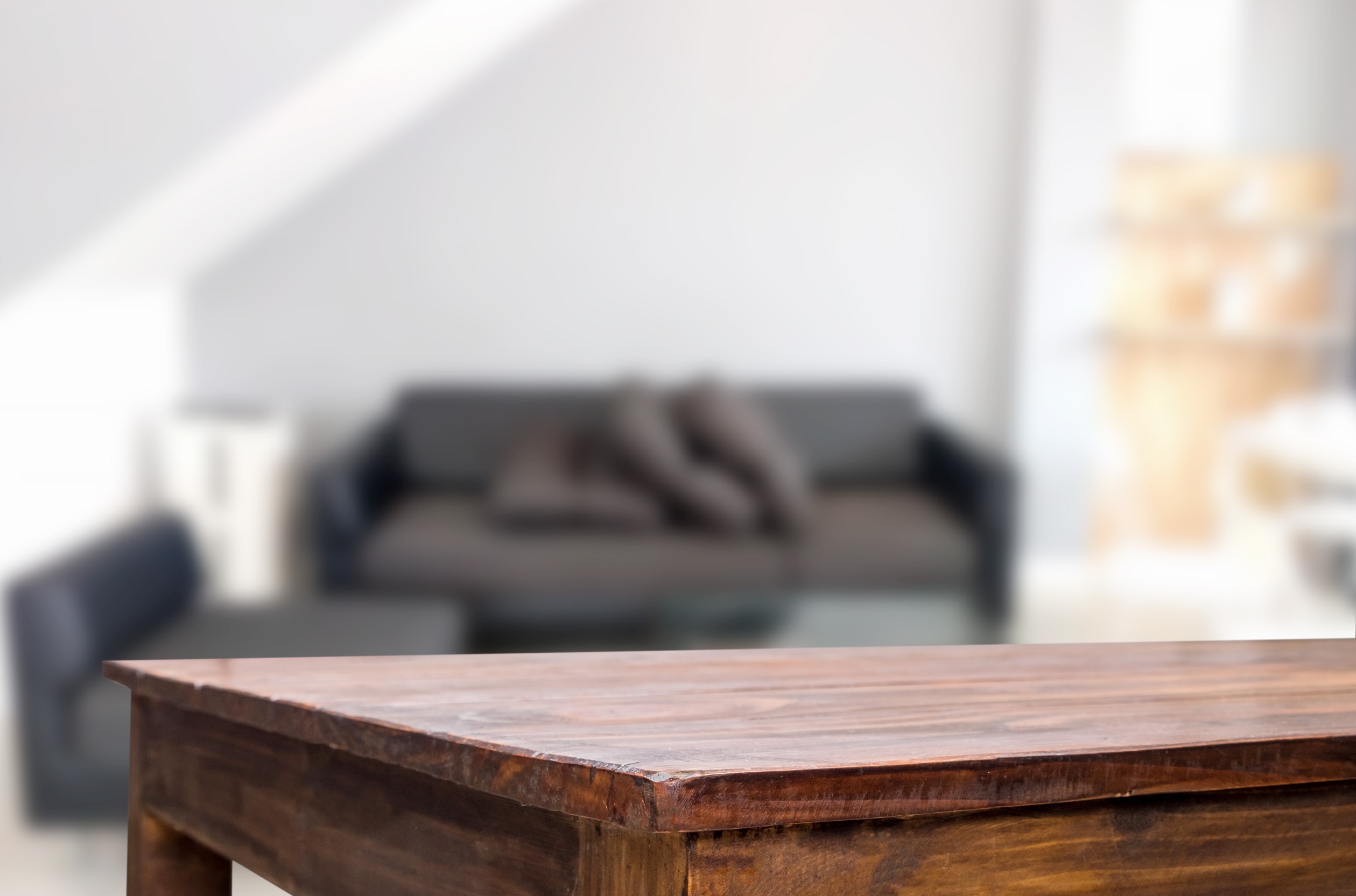 Une table basse en bois massif