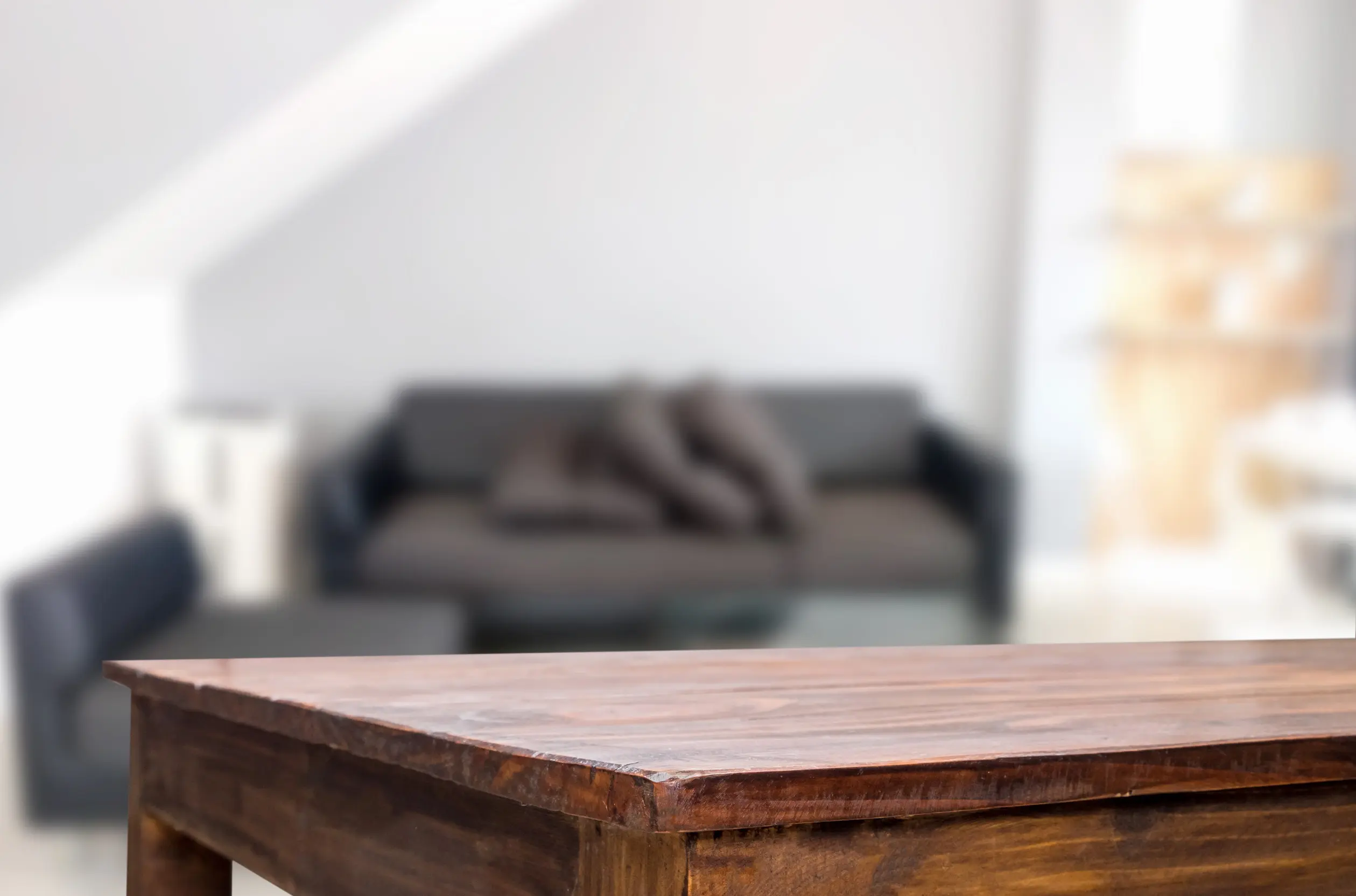 Une table basse en bois massif