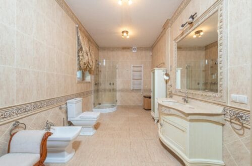 Moisissure au plafond de la salle de bain : diagnostic et traitement durable