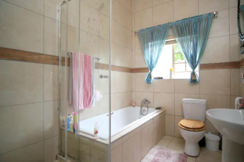 Prévenir la moisissure au plafond de la salle de bain : plan d’action sur 30 jours