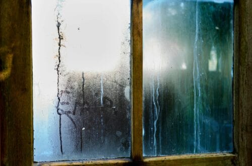 Condensation sur les fenêtres le matin : causes et solutions efficaces