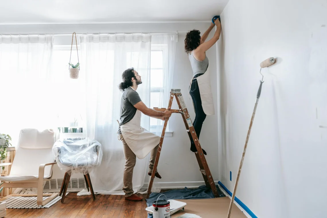 Peindre un plafond sans traces : méthode pro en 3 passes