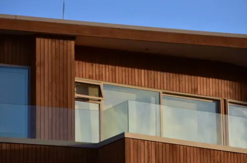 garde-corps en verre sur balcon de maison moderne avec façade bois