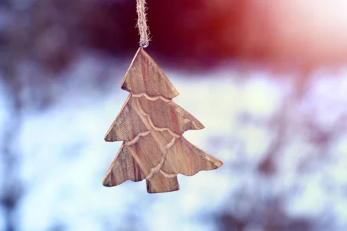 Décoration en bois en forme de sapin de Noël suspendue par une ficelle de jute