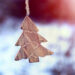 Décoration en bois en forme de sapin de Noël suspendue par une ficelle de jute